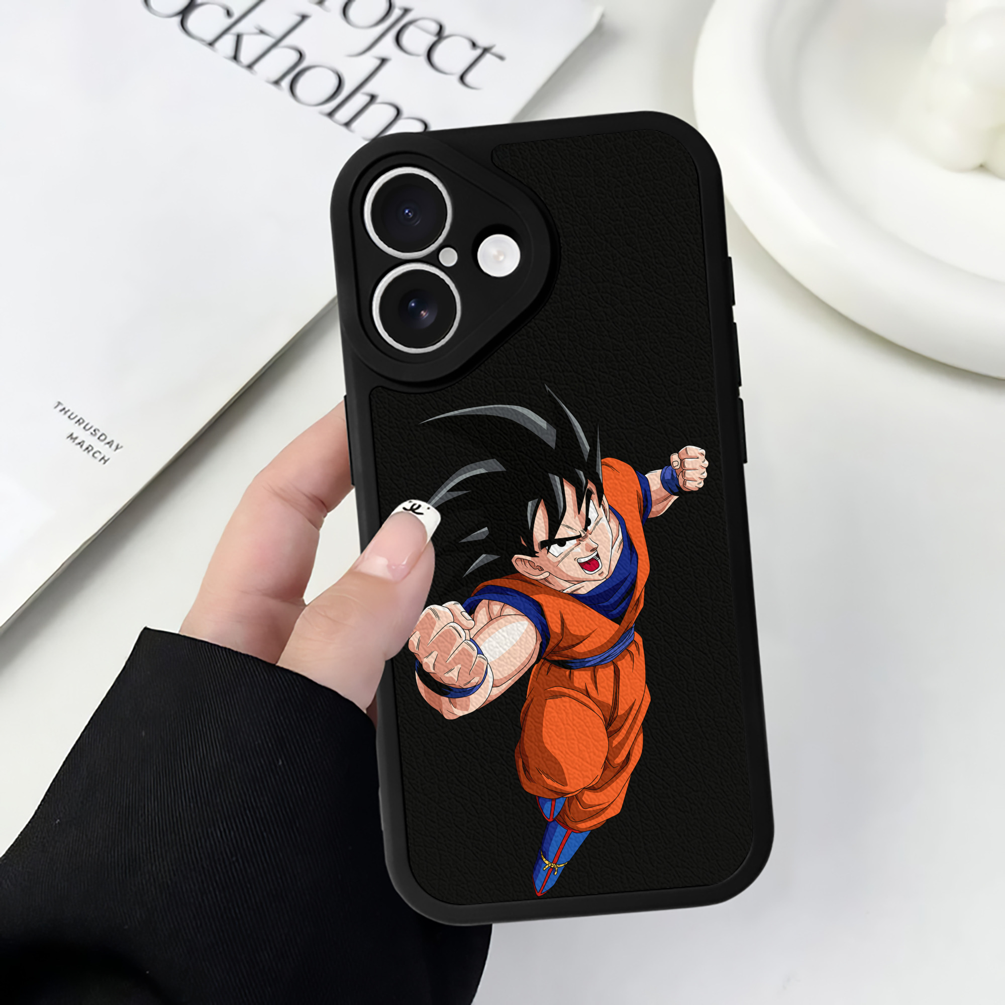 （画像用） ドラゴンボール 孫悟空（そん ごくう）Son Goku カカロット DRAGON BALL Kakarotto 【iPhone 16シリーズ対応】シリコンスマホケース（レザー調） 材質：シリコン